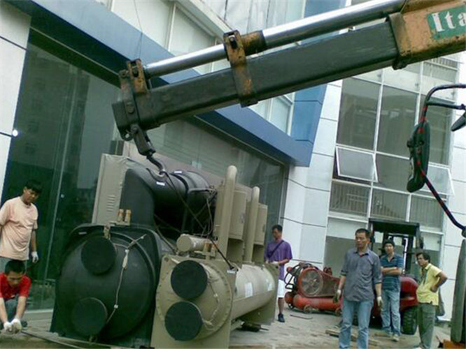 宁乡市随车吊和汽车吊的核心区别是什么？哪种更省钱？